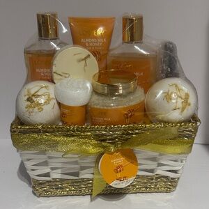 LOVEEY ALMOND MILK & HONEY BATH GIFT SET